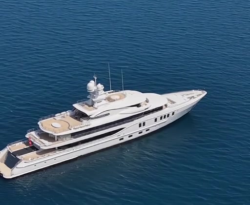 Weiße Motoryacht von oben auf natürlichem blauem Meer